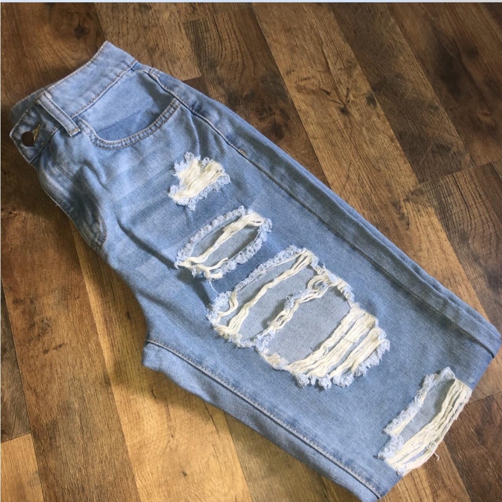 NWOT Ripped blue jeans 🩵 - Picture 2 of 4